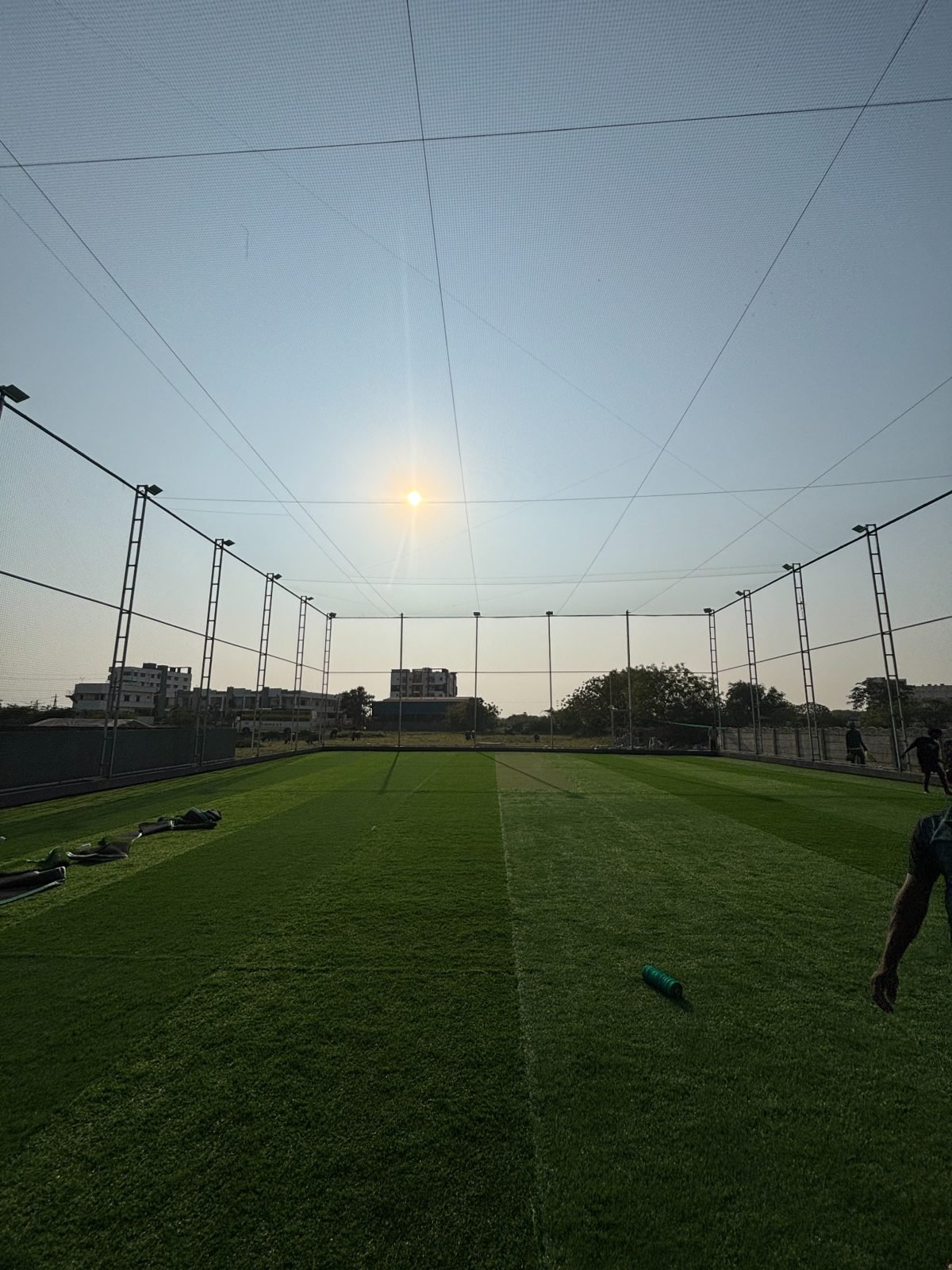 Netted cricket turf with artificial grass